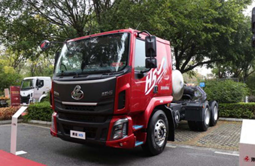 Chenglong H5 LNG sub-truck becomes a new tool for resource transportation