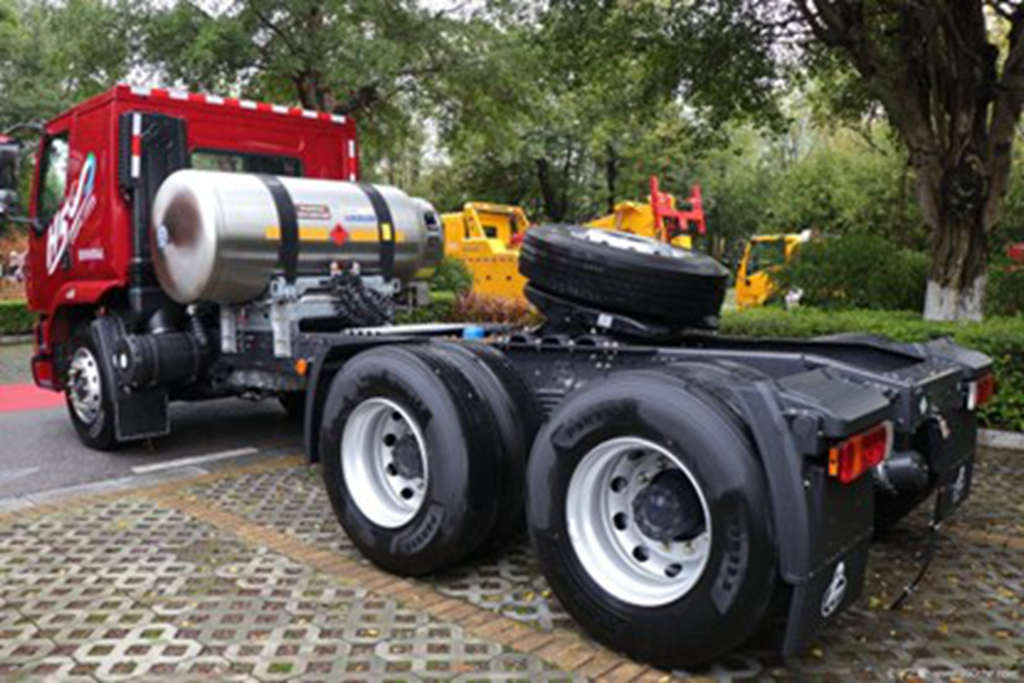 Chenglong H5 LNG sub-truck becomes a new tool for resource transportation