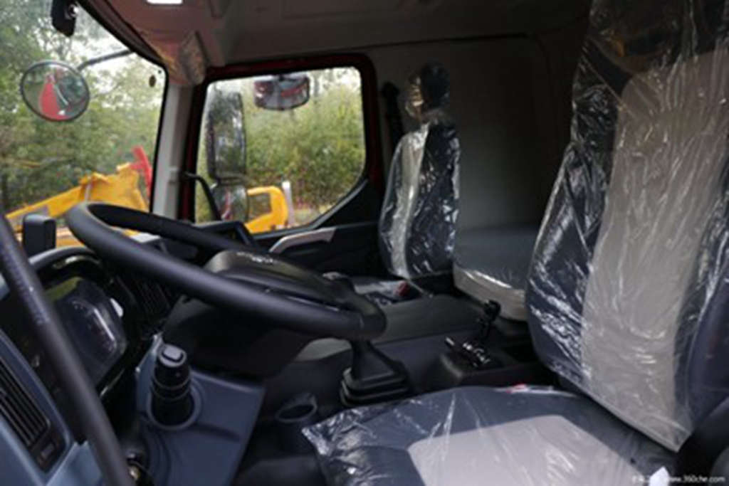 Chenglong H5 LNG sub-truck becomes a new tool for resource transportation