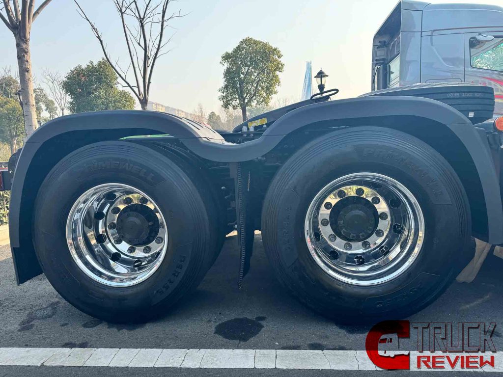 680 Horsepower! Beijing ZhuiMeng High-End 6x4 Tractor Review