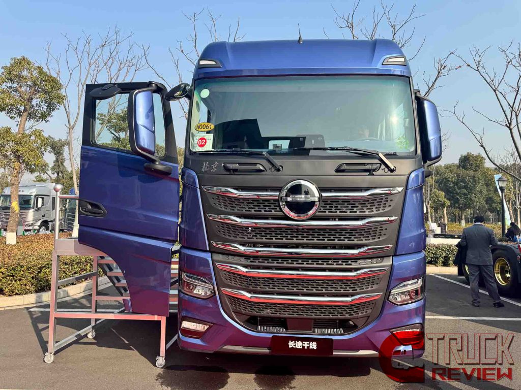 680 Horsepower! Beijing ZhuiMeng High-End 6x4 Tractor Review