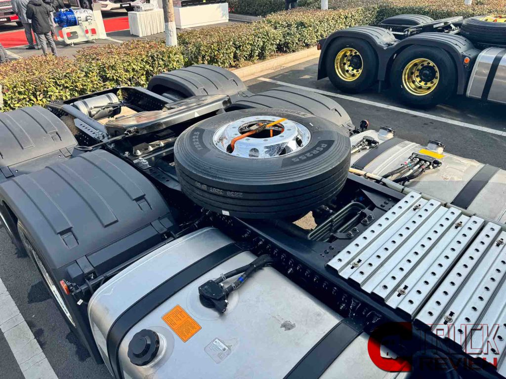 680 Horsepower! Beijing ZhuiMeng High-End 6x4 Tractor Review