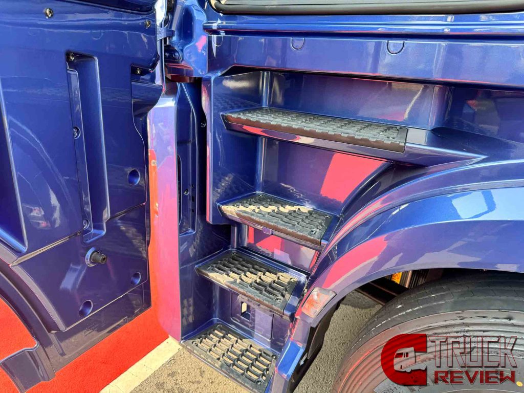 680 Horsepower! Beijing ZhuiMeng High-End 6x4 Tractor Review