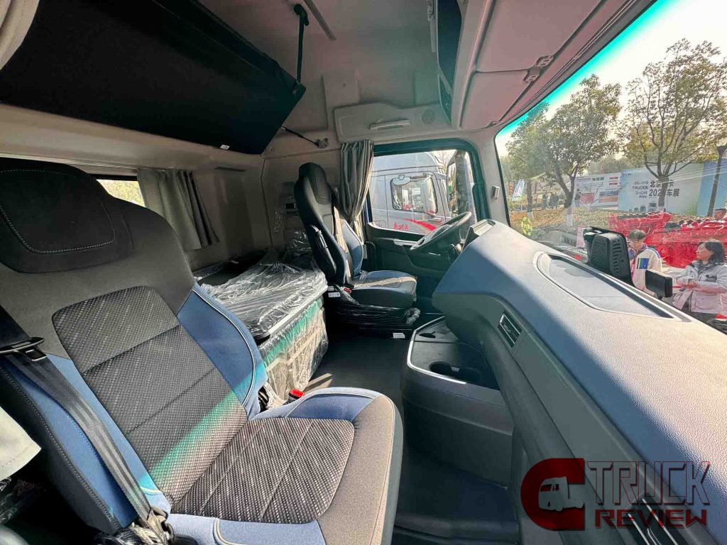680 Horsepower! Beijing ZhuiMeng High-End 6x4 Tractor Review