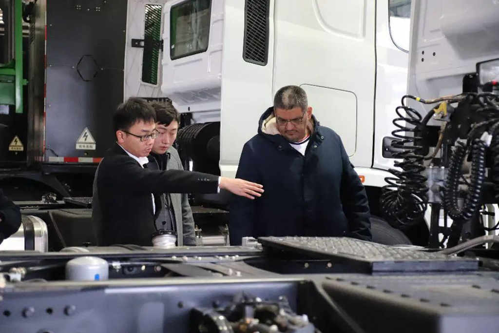 The South American and Saudi delegations visited C&C Truck, engaging in in-depth discussions on business collaboration.
