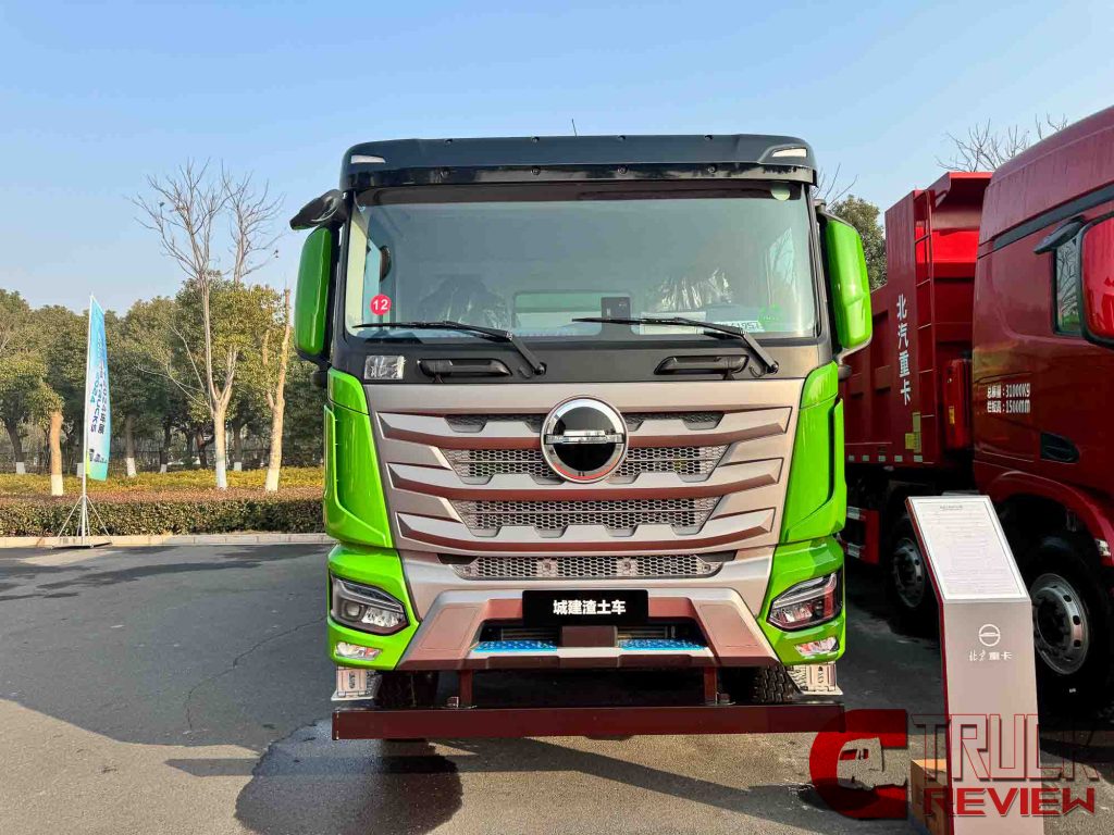 Review | High Driving Comfort & Loading Capacity : Beijing ZhuiMeng 8x4 Tipper for City Construction