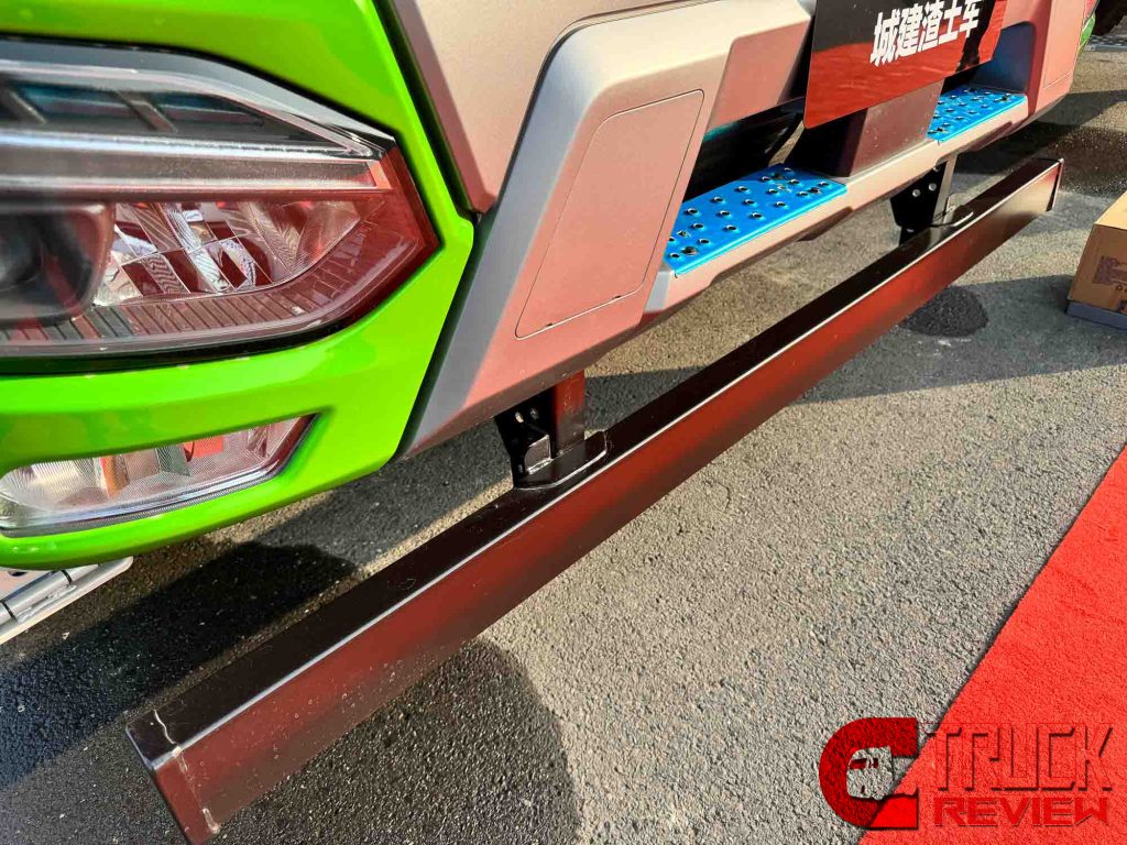 Review | High Driving Comfort & Loading Capacity : Beijing ZhuiMeng 8x4 Tipper for City Construction