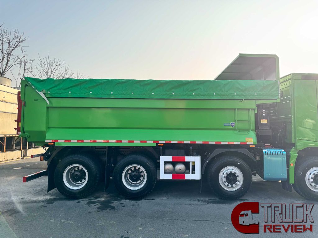 Review | High Driving Comfort & Loading Capacity : Beijing ZhuiMeng 8x4 Tipper for City Construction