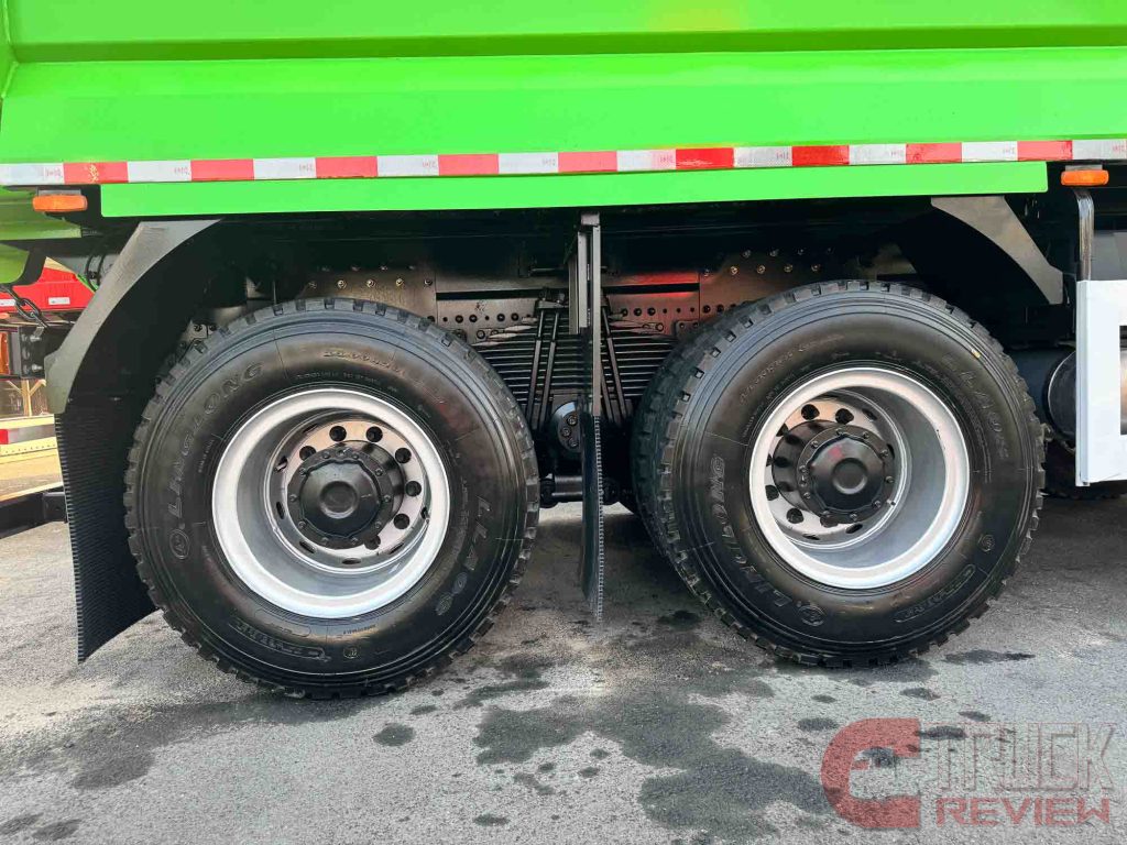 Review | High Driving Comfort & Loading Capacity : Beijing ZhuiMeng 8x4 Tipper for City Construction