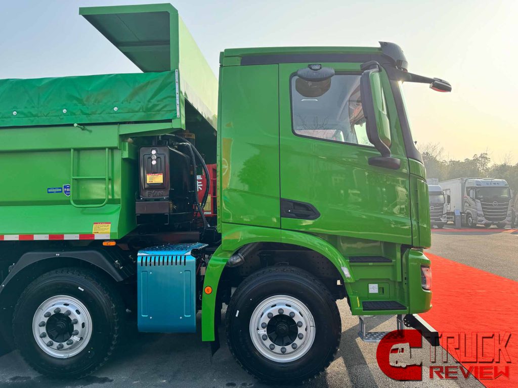 Review | High Driving Comfort & Loading Capacity : Beijing ZhuiMeng 8x4 Tipper for City Construction