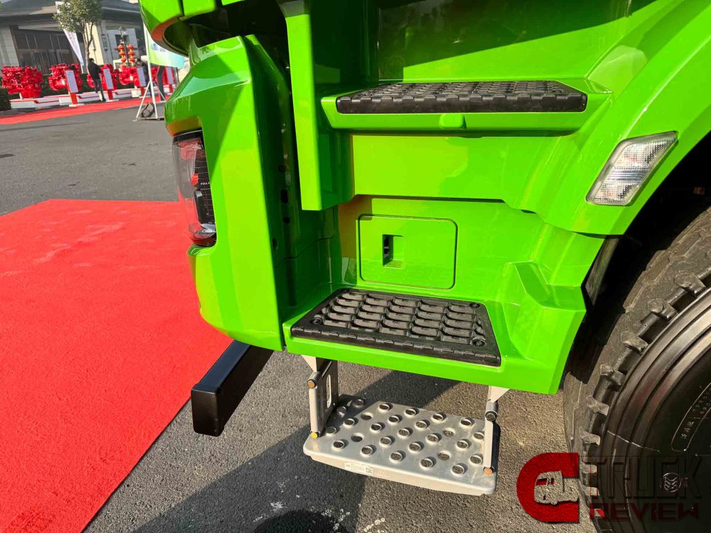 Review | High Driving Comfort & Loading Capacity : Beijing ZhuiMeng 8x4 Tipper for City Construction