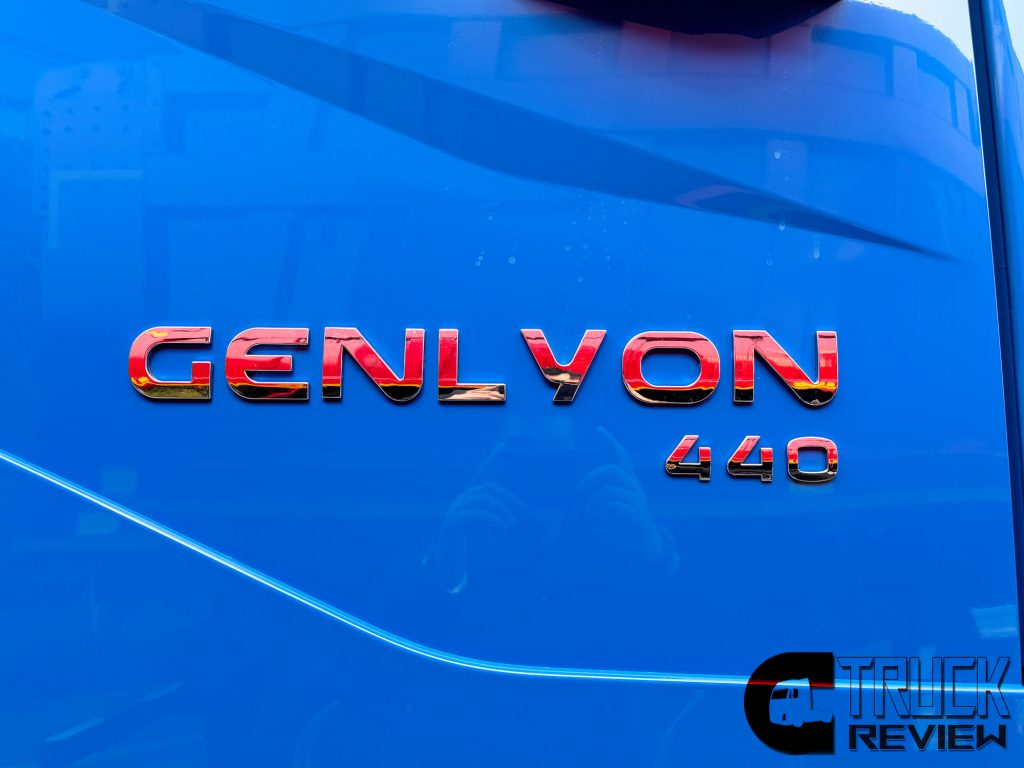 Review : LNG-Powered | Low Cost & High Performance | SAIC Hongyan GENLYON C6P LNG Tractor