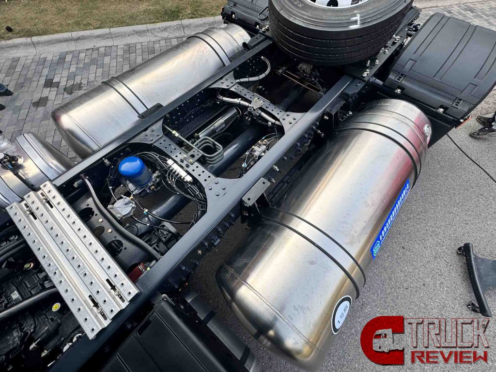 Review : LNG-Powered | Low Cost & High Performance | SAIC Hongyan GENLYON C6P LNG Tractor