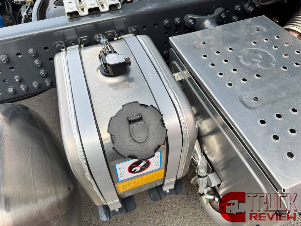 Review : LNG-Powered | Low Cost & High Performance | SAIC Hongyan GENLYON C6P LNG Tractor