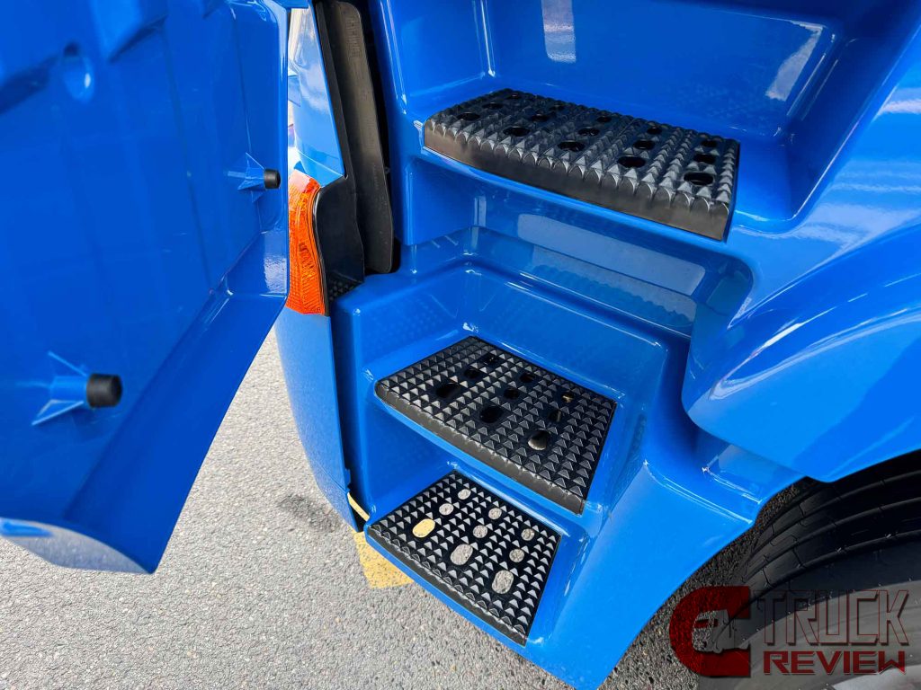 Review : LNG-Powered | Low Cost & High Performance | SAIC Hongyan GENLYON C6P LNG Tractor