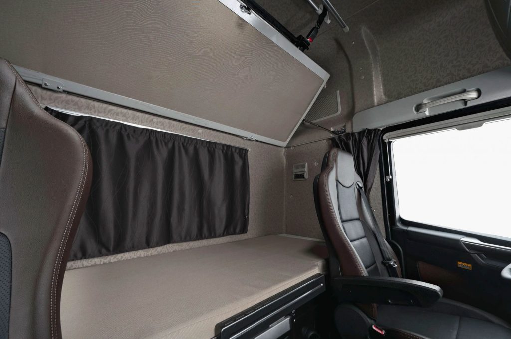 FAW J7 High-End Tractor Truck