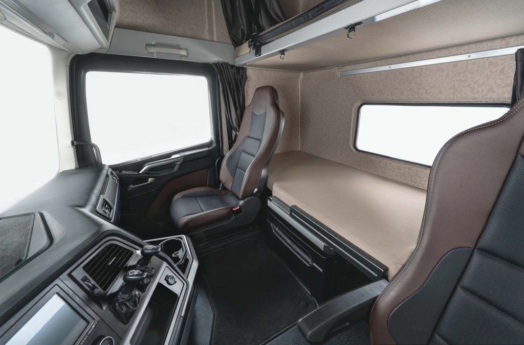 FAW J7 High-End Tractor Truck