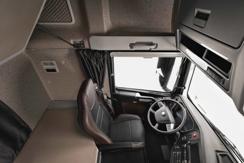 FAW J7 High-End Tractor Truck