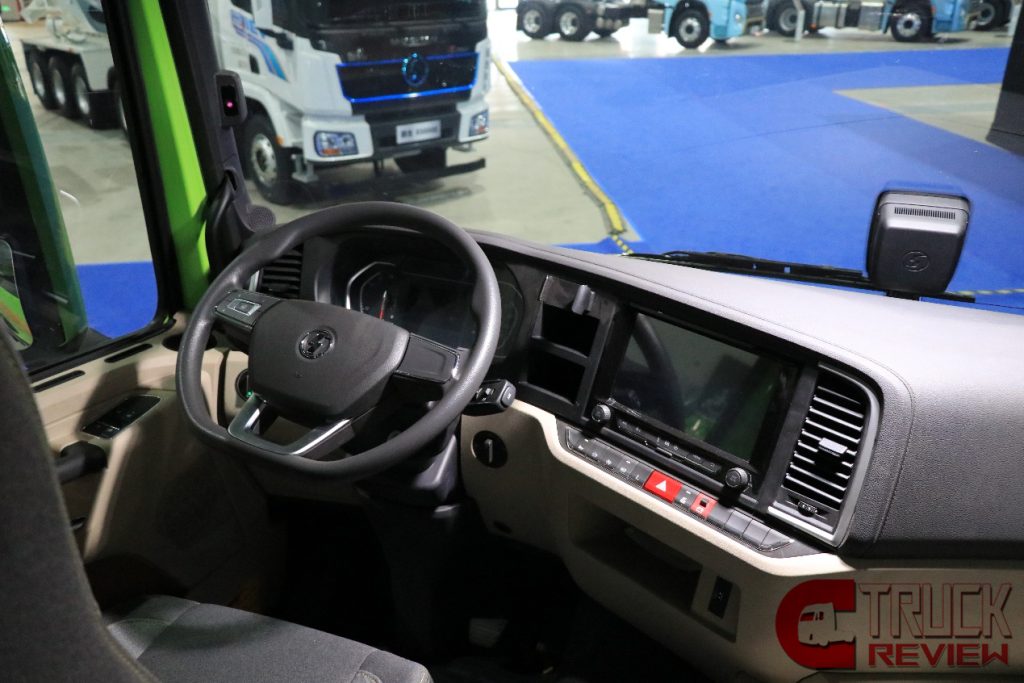Review : 620 HorsePower！This SHACMAN X5000 dump truck is truly high-end !