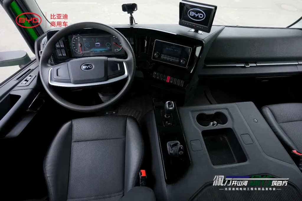 More Flexible, More Efficient! BYD's Pure Electric Tri-Axle Engineering Vehicle Makes Its Debut for the First Time