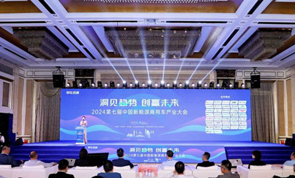 SAIC Hongyan's Smart Electric Version New Energy Heavy Truck won the "Annual Green Card" Award