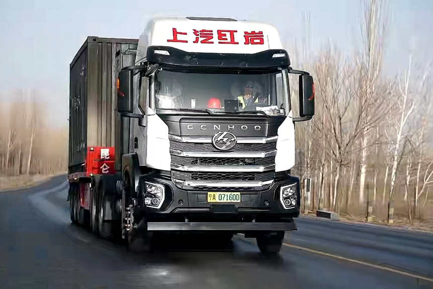 SAIC Hongyan's Smart Electric Version New Energy Heavy Truck won the "Annual Green Card" Award