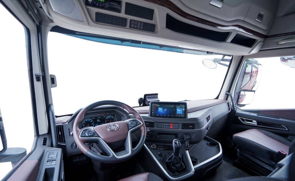 SAIC Hongyan's Smart Electric Version New Energy Heavy Truck won the "Annual Green Card" Award