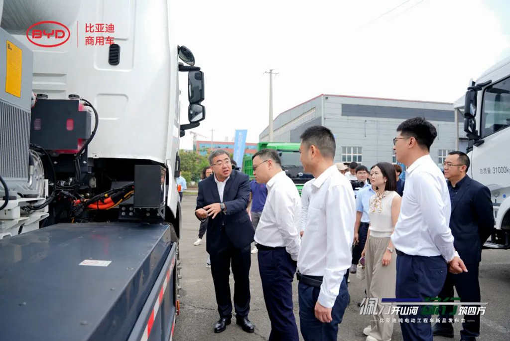 More Flexible, More Efficient! BYD's Pure Electric Tri-Axle Engineering Vehicle Makes Its Debut for the First Time