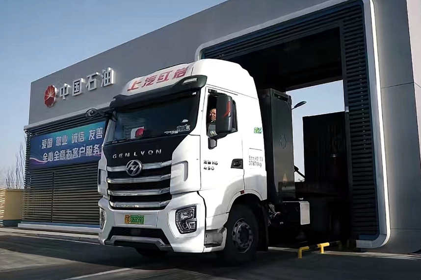 SAIC Hongyan's Smart Electric Version New Energy Heavy Truck won the "Annual Green Card" Award