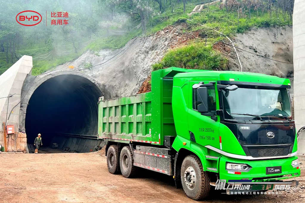 More Flexible, More Efficient! BYD's Pure Electric Tri-Axle Engineering Vehicle Makes Its Debut for the First Time