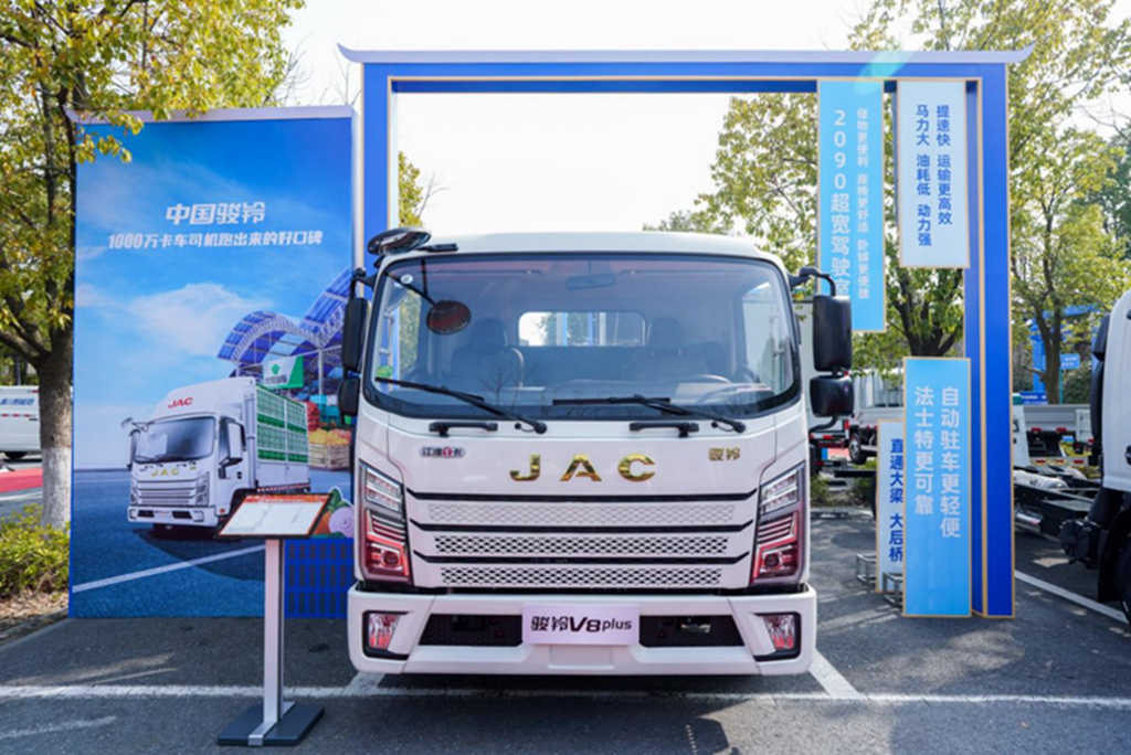 JAC light truck Junling V8plus, capable of both loading and pulling with fuel efficiency!