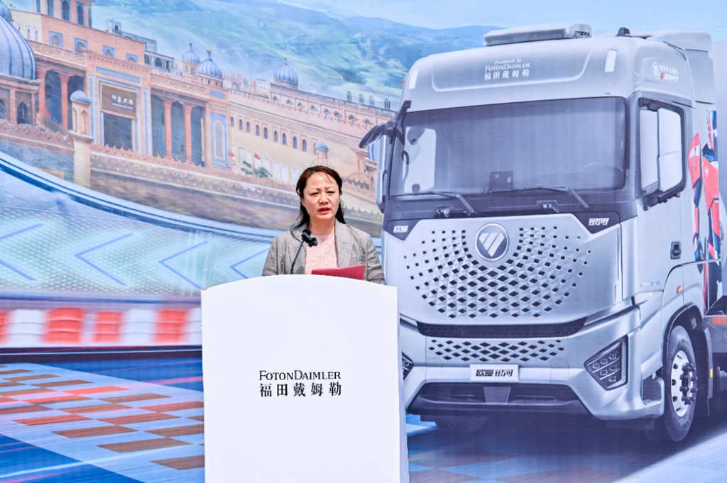 The Auman Galaxy natural gas truck embarks on its fresh journey across China