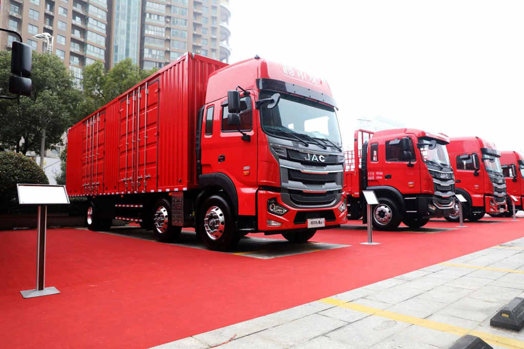 Delivering fruits and vegetables fresh to your doorstep is just a step away with the JAC Gallop 6x2 cargo truck