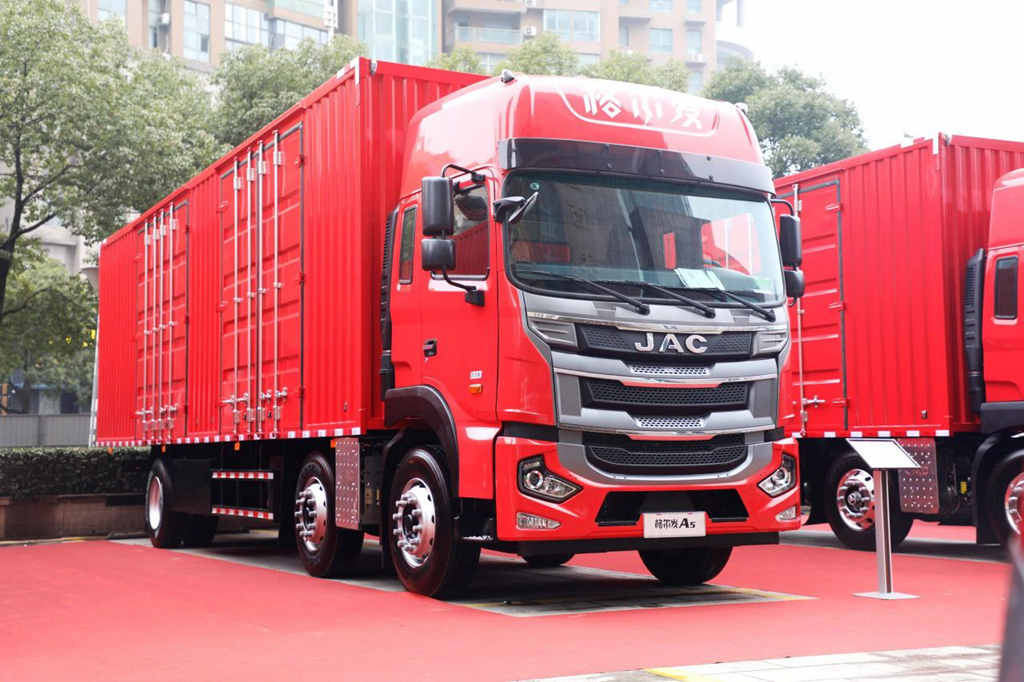 Delivering fruits and vegetables fresh to your doorstep is just a step away with the JAC Gallop 6x2 cargo truck