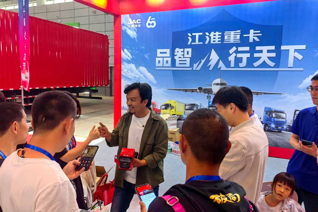 The medium and heavy-duty truck lineup took the stage, and JAC Heavy-Duty Trucks shone at the 5.2 Truckers' Festival