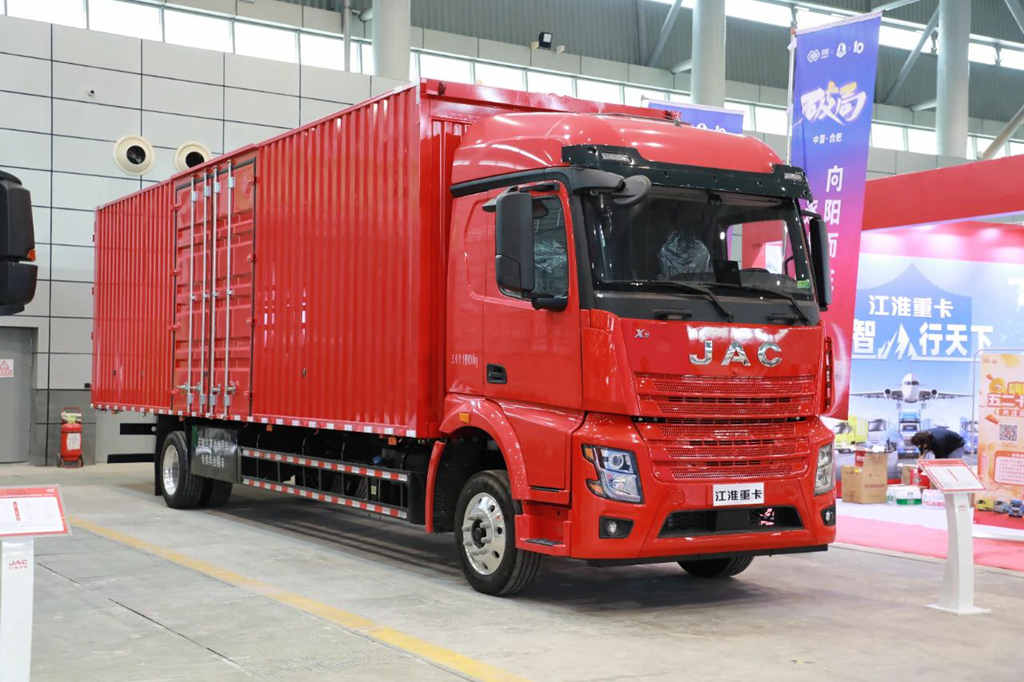 The medium and heavy-duty truck lineup took the stage, and JAC Heavy-Duty Trucks shone at the 5.2 Truckers' Festival