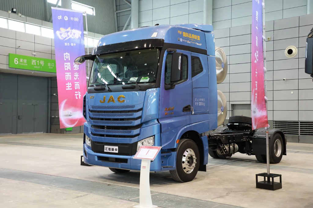 The medium and heavy-duty truck lineup took the stage, and JAC Heavy-Duty Trucks shone at the 5.2 Truckers' Festival