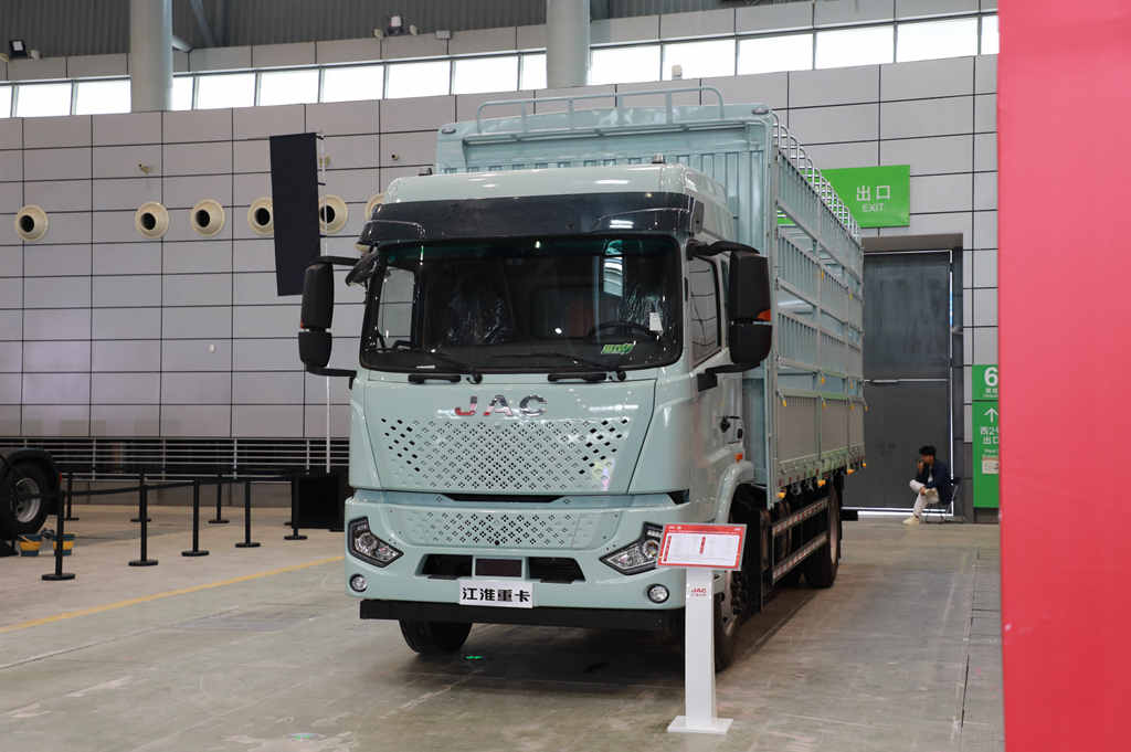 The medium and heavy-duty truck lineup took the stage, and JAC Heavy-Duty Trucks shone at the 5.2 Truckers' Festival