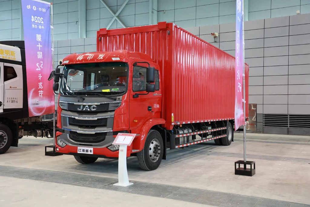 The medium and heavy-duty truck lineup took the stage, and JAC Heavy-Duty Trucks shone at the 5.2 Truckers' Festival