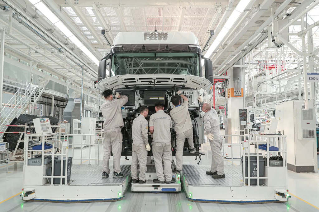 The 10,000th vehicle of 2024 rolls off the production line at the J7 Intelligent Factory