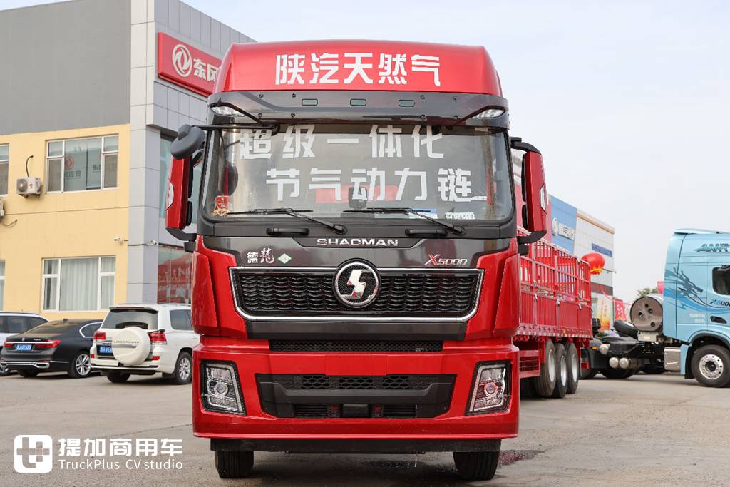Built for coal transportation, Shaanxi Automobile Delong X5000 + CIMC 13m cage fence semi-trailer, have you ever seen such a tractor-trailer integrated tractor?