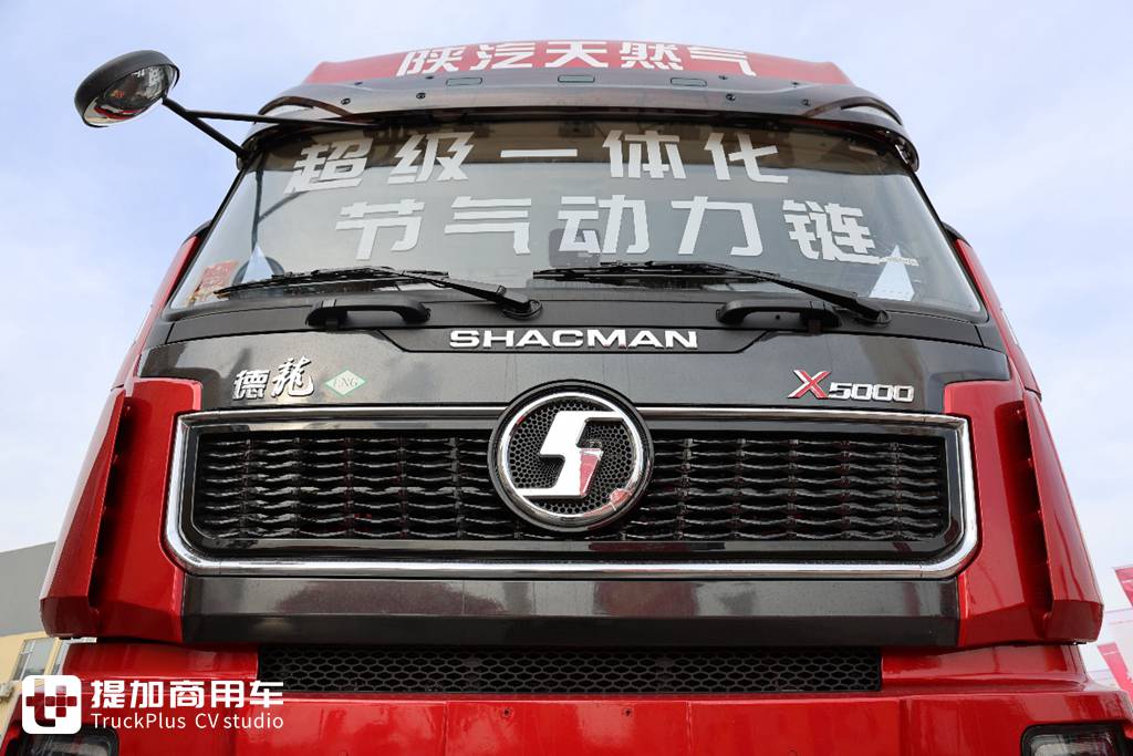 Built for coal transportation, Shaanxi Automobile Delong X5000 + CIMC 13m cage fence semi-trailer, have you ever seen such a tractor-trailer integrated tractor?