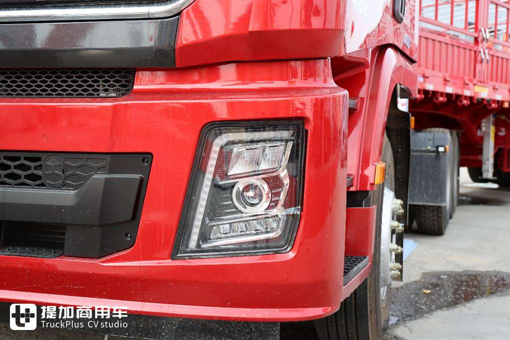Built for coal transportation, Shaanxi Automobile Delong X5000 + CIMC 13m cage fence semi-trailer, have you ever seen such a tractor-trailer integrated tractor?