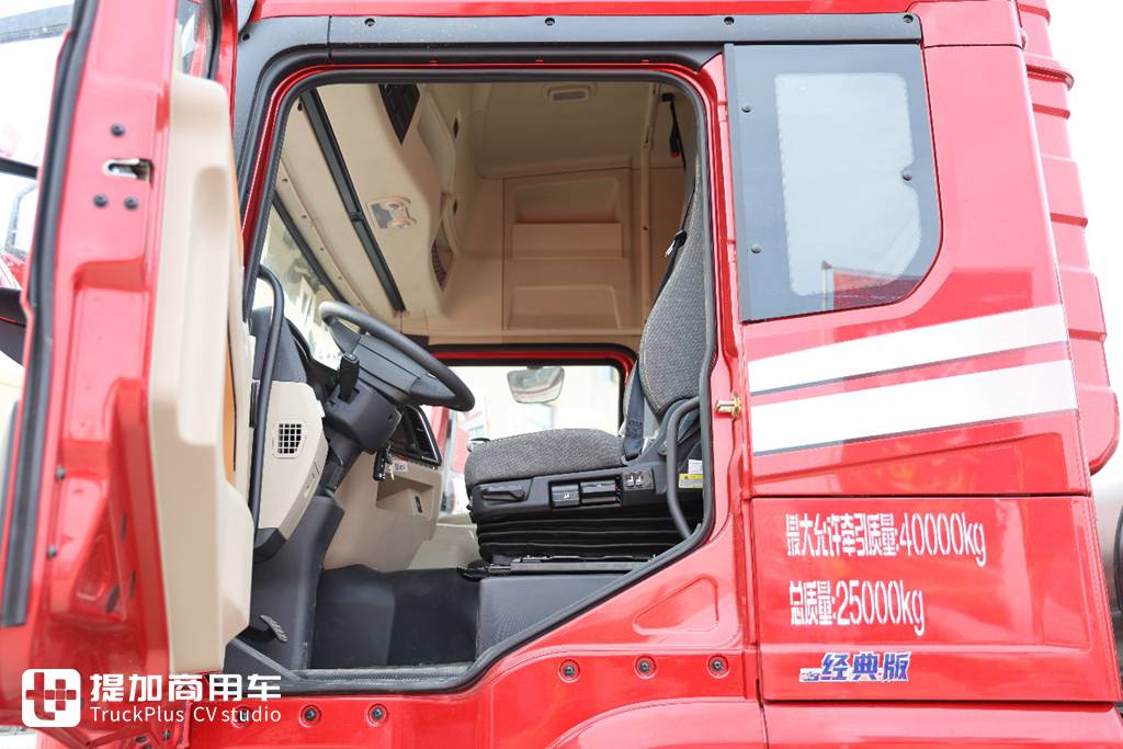 Built for coal transportation, Shaanxi Automobile Delong X5000 + CIMC 13m cage fence semi-trailer, have you ever seen such a tractor-trailer integrated tractor?