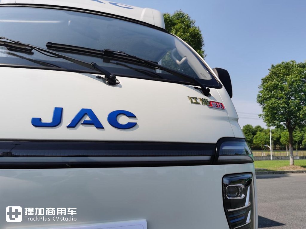 What is a high-end luxury cabover truck? What kind of configuration should it have? A real shot of JAC Kaida U7 electric cabover truck tells you