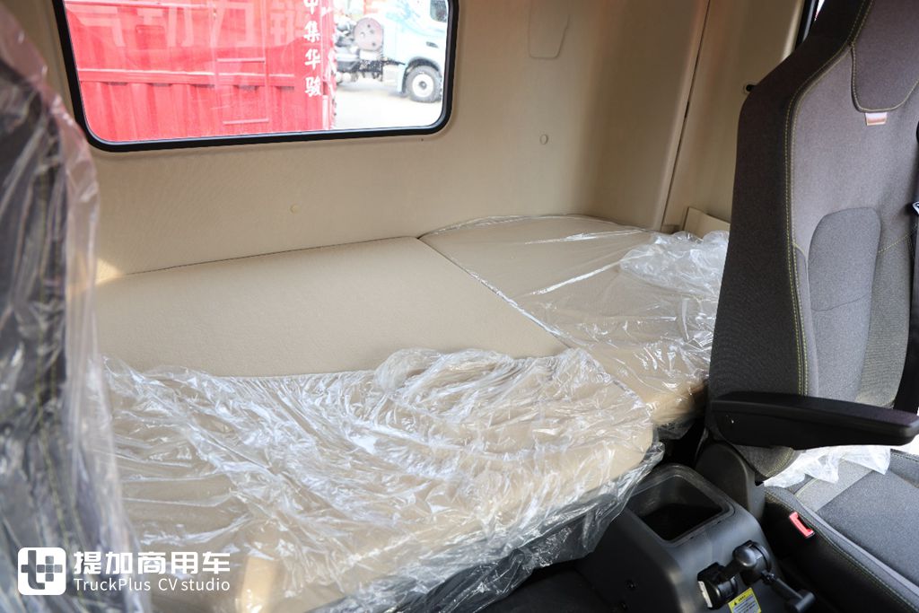 Built for coal transportation, Shaanxi Automobile Delong X5000 + CIMC 13m cage fence semi-trailer, have you ever seen such a tractor-trailer integrated tractor?