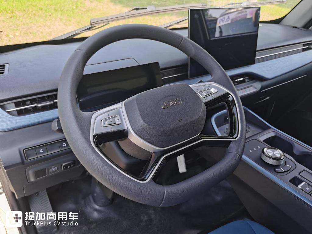 What is a high-end luxury cabover truck? What kind of configuration should it have? A real shot of JAC Kaida U7 electric cabover truck tells you