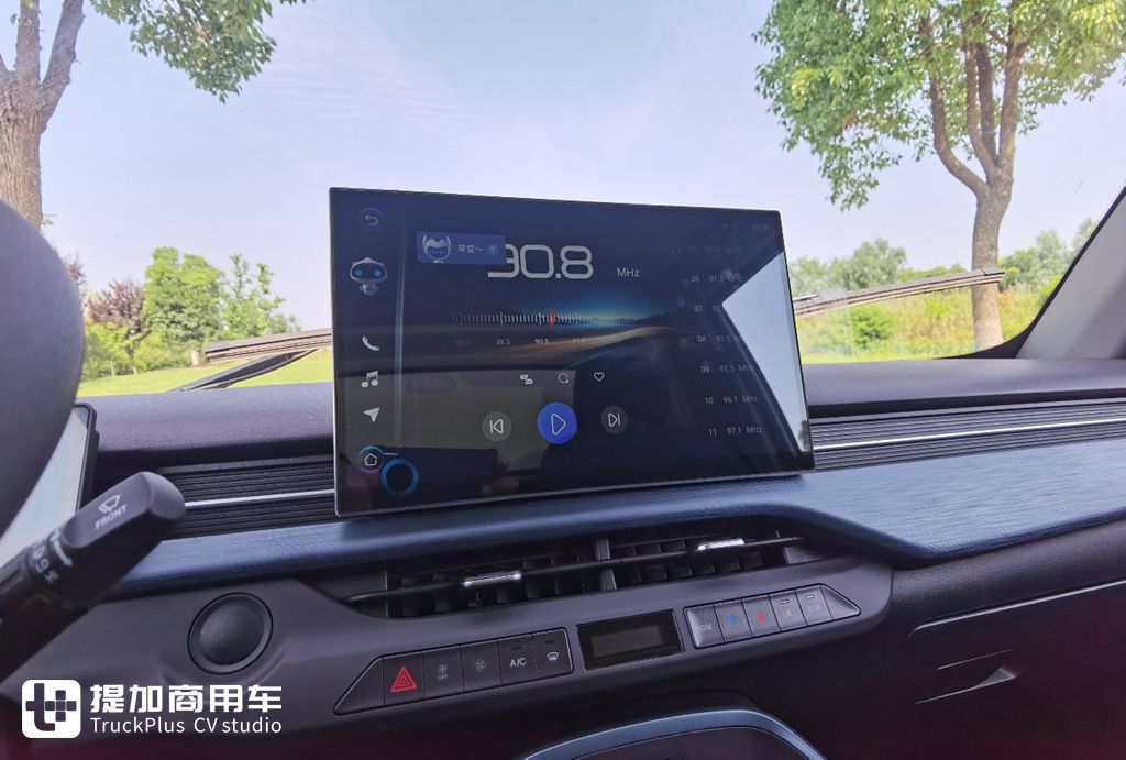 What is a high-end luxury cabover truck? What kind of configuration should it have? A real shot of JAC Kaida U7 electric cabover truck tells you