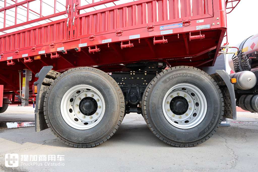 Built for coal transportation, Shaanxi Automobile Delong X5000 + CIMC 13m cage fence semi-trailer, have you ever seen such a tractor-trailer integrated tractor?