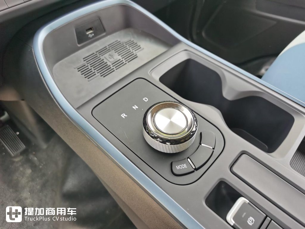 What is a high-end luxury cabover truck? What kind of configuration should it have? A real shot of JAC Kaida U7 electric cabover truck tells you